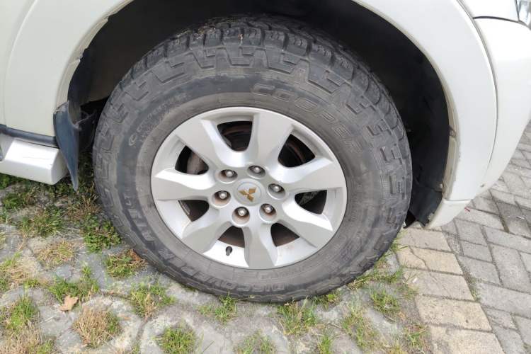 Used Mitsubishi Pajero 2016 3.0L Automatic Prestige Version China V Standard Right Front Wheel Hub