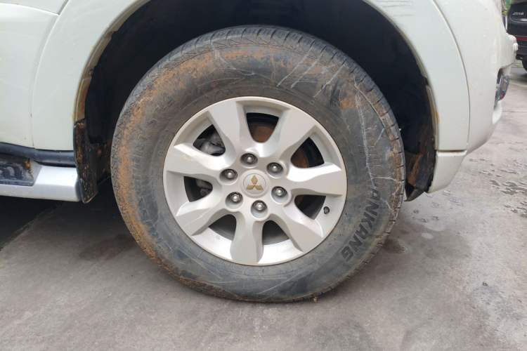 Used Mitsubishi Pajero 2016 3.0L Automatic Luxury Version China V Standard Right Front Wheel Hub