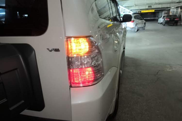 Used Mitsubishi Pajero 2016 3.0L Automatic Standard Version China IV Standard Right Rear Taillight