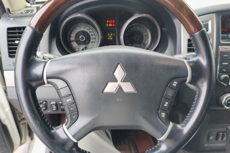 Used Mitsubishi Pajero 2016 3.0L Automatic Prestige Version China V Standard Steering Wheel