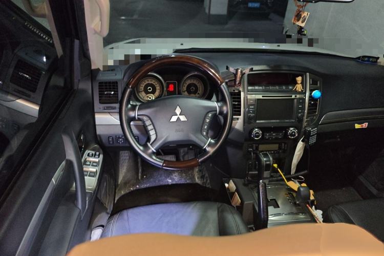 Used Mitsubishi Pajero 2016 3.0L Automatic Prestige Version China V Standard Steering Wheel