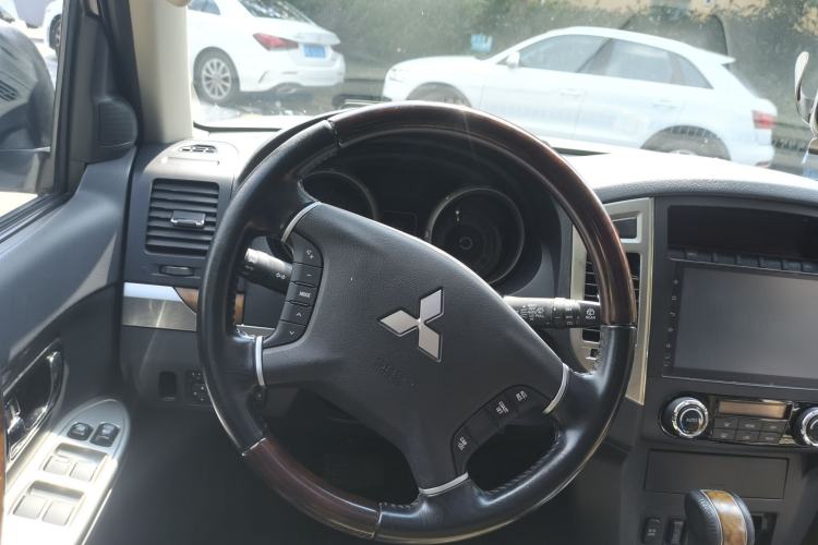 Used Mitsubishi Pajero 2016 3.0L Automatic Prestige Version China V Standard Steering Wheel