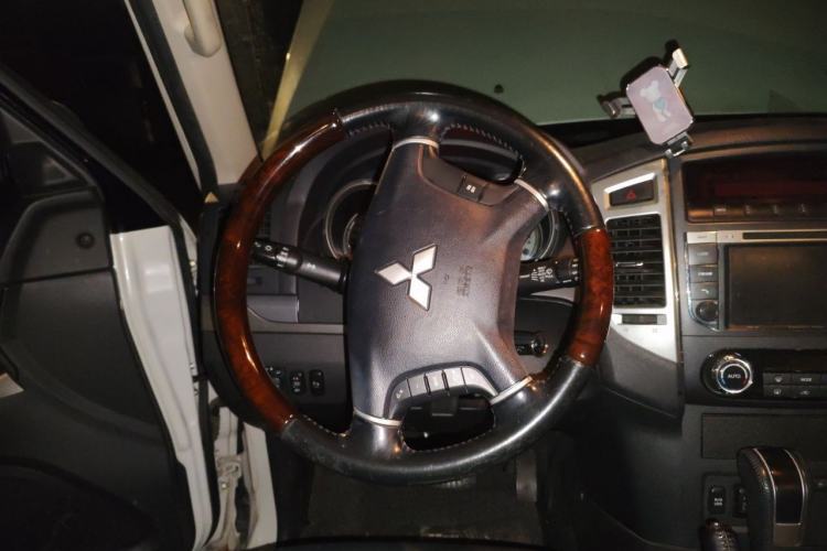 Used Mitsubishi Pajero 2016 3.0L Automatic Prestige Version China V Standard Steering Wheel