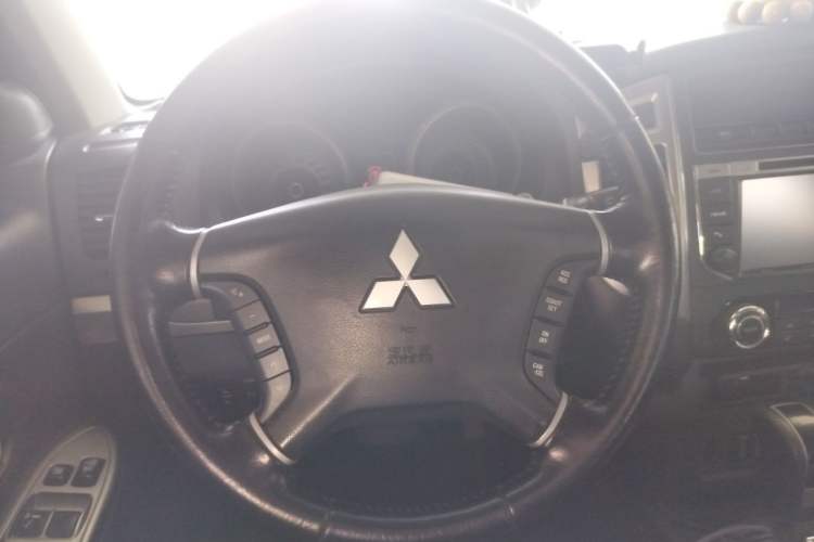 Used Mitsubishi Pajero 2016 3.0L Automatic Standard Version China IV Standard Steering Wheel