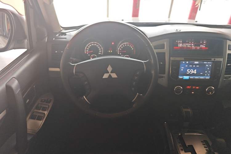 Used Mitsubishi Pajero 2016 3.0L Automatic Prestige Version China V Standard Steering Wheel