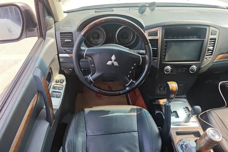 Used Mitsubishi Pajero 2016 3.0L Automatic Prestige Version China V Standard Steering Wheel