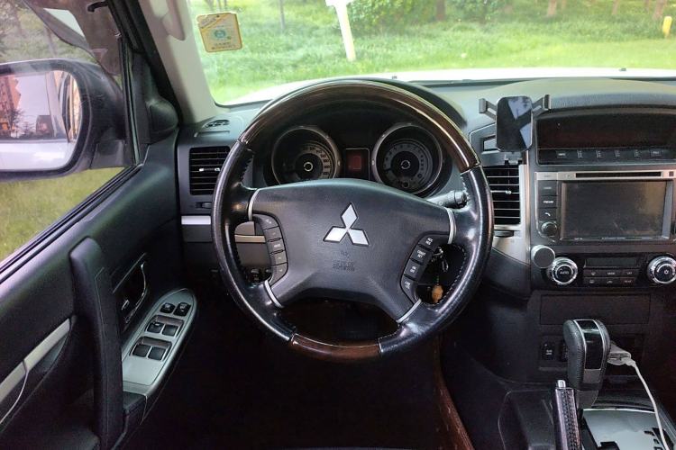 Used Mitsubishi Pajero 2016 3.0L Automatic Prestige Version China V Standard Steering Wheel
