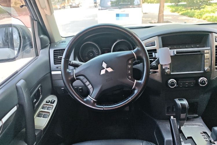 Used Mitsubishi Pajero 2016 3.0L Automatic Luxury Version China V Standard Steering Wheel
