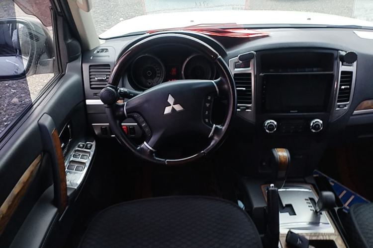 Used Mitsubishi Pajero 2016 3.0L Automatic Prestige Version China V Standard Steering Wheel