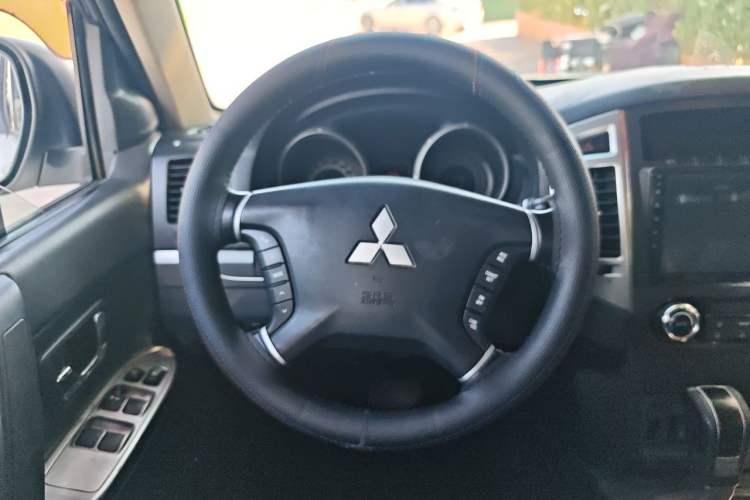 Used Mitsubishi Pajero 2016 3.0L Automatic Standard Version China V Standard Steering Wheel