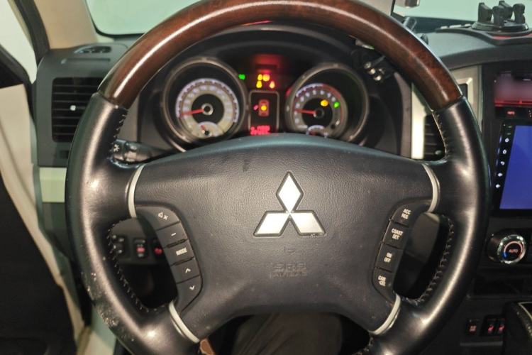 Used Mitsubishi Pajero 2016 3.0L Automatic Prestige Version China V Standard Steering Wheel