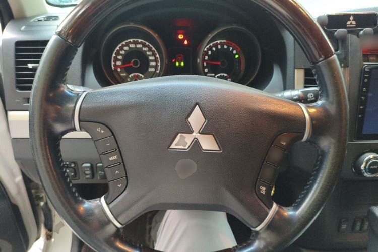 Used Mitsubishi Pajero 2016 3.0L Automatic Luxury Version China V Standard Steering Wheel