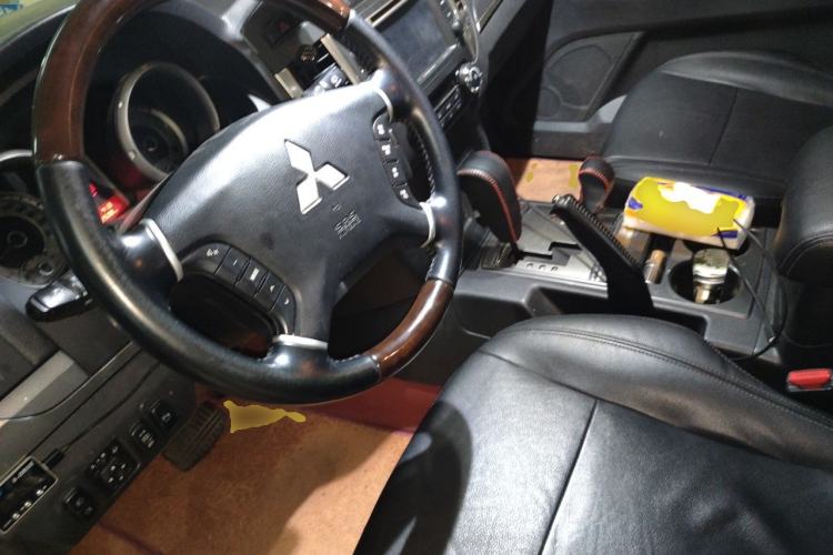 Used Mitsubishi Pajero 2016 3.0L Automatic Prestige Version China V Standard Steering Wheel