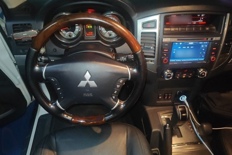 Used Mitsubishi Pajero 2016 3.0L Automatic Prestige Version China IV Standard Steering Wheel