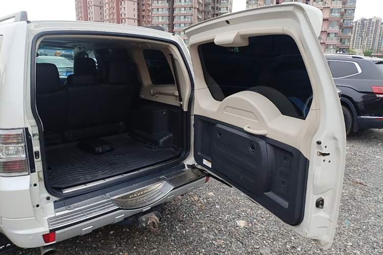 Used Mitsubishi Pajero 2016 3.0L Automatic Prestige Version China V Standard Trunk