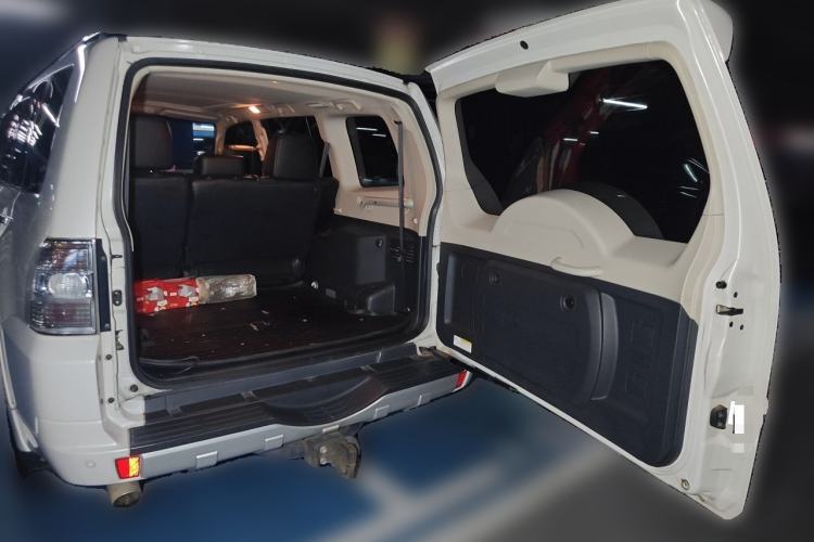 Used Mitsubishi Pajero 2016 3.0L Automatic Prestige Version China IV Standard Trunk