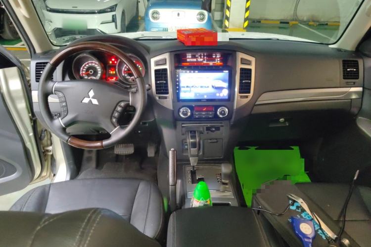 Used Mitsubishi Pajero 2016 3.0L Automatic Luxury Version China V Standard Center Console