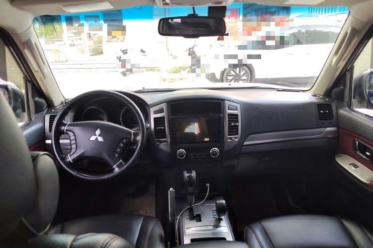 Used Mitsubishi Pajero 2016 3.0L Automatic Standard Version China V Standard Center Console