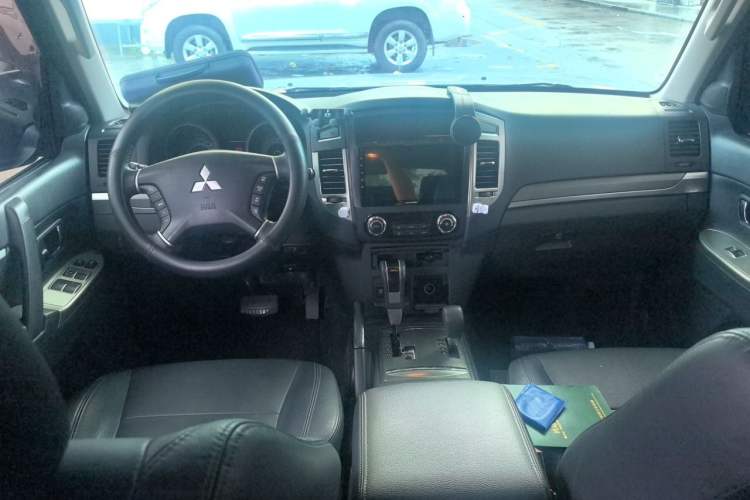 Used Mitsubishi Pajero 2016 3.0L Automatic Luxury Version China V Standard Center Console