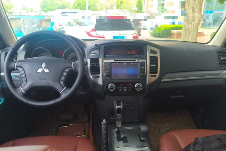 Used Mitsubishi Pajero 2016 3.0L Automatic Standard Version China V Standard Center Console
