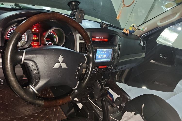 Used Mitsubishi Pajero 2016 3.0L Automatic Prestige Version China V Standard Center Console
