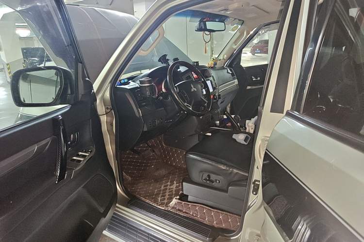 Used Mitsubishi Pajero 2016 3.0L Automatic Prestige Version China V Standard Driver Seat
