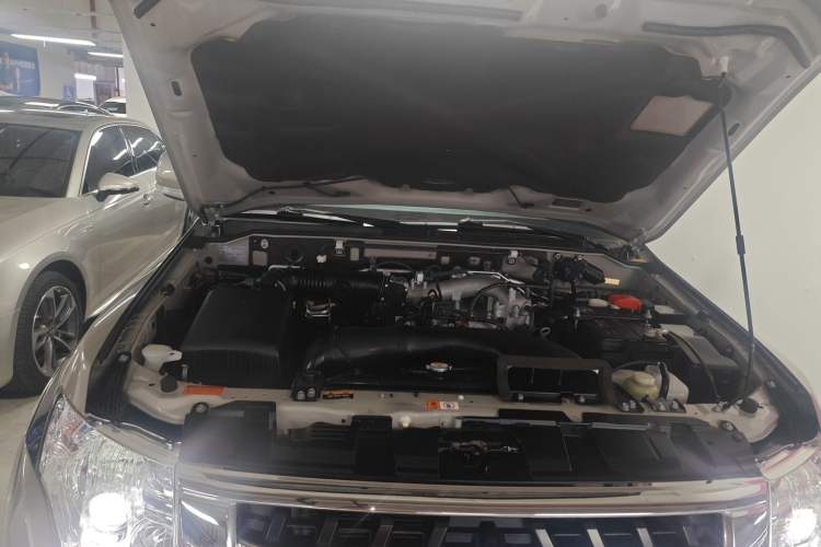 Used Mitsubishi Pajero 2016 3.0L Automatic Standard Version China V Standard Engine Bay