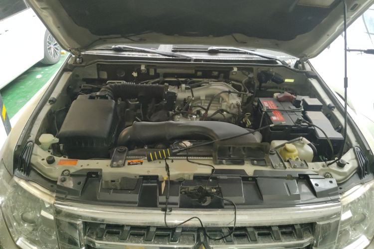 Used Mitsubishi Pajero 2016 3.0L Automatic Luxury Version China V Standard Engine Bay