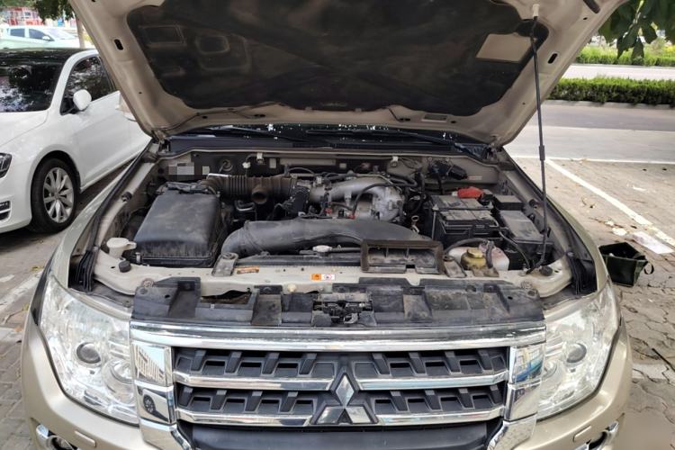 Used Mitsubishi Pajero 2016 3.0L Automatic Standard Version China V Standard Engine Bay