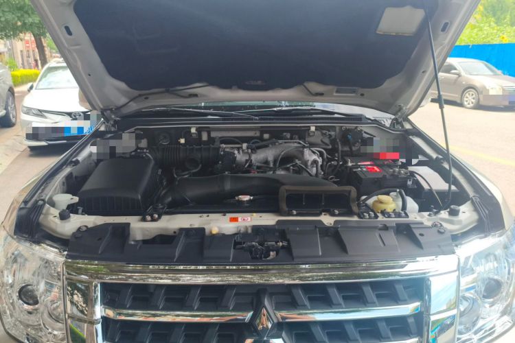Used Mitsubishi Pajero 2016 3.0L Automatic Standard Version China V Standard Engine Bay
