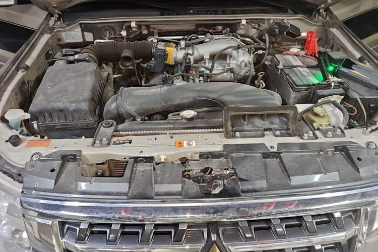 Used Mitsubishi Pajero 2016 3.0L Automatic Prestige Version China V Standard Engine Bay