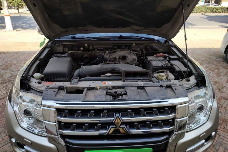 Used Mitsubishi Pajero 2016 3.0L Automatic Luxury Version China V Standard Engine Bay