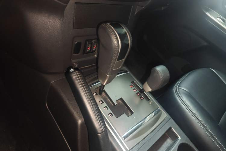 Used Mitsubishi Pajero 2016 3.0L Automatic Standard Version China V Standard Gear Lever