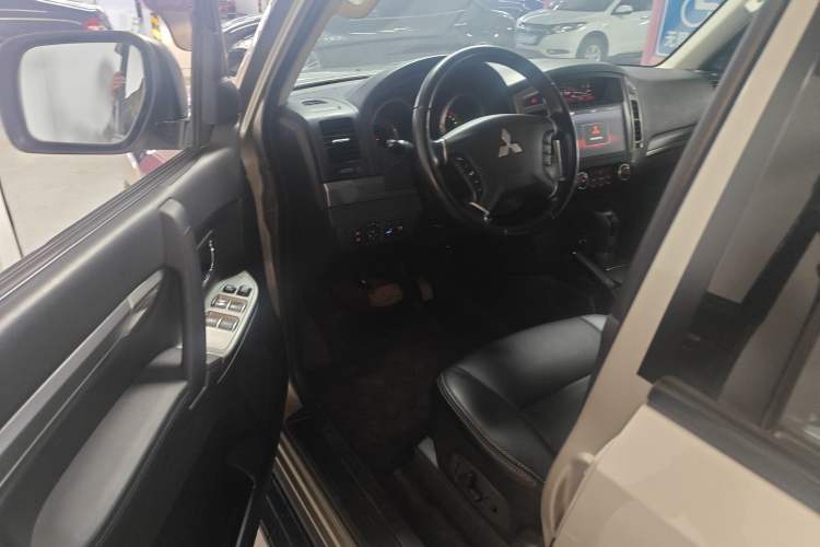 Used Mitsubishi Pajero 2016 3.0L Automatic Standard Version China V Standard Interior 3