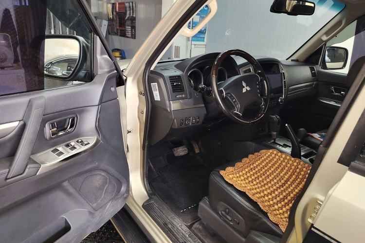 Used Mitsubishi Pajero 2016 3.0L Automatic Luxury Version China V Standard Interior 3