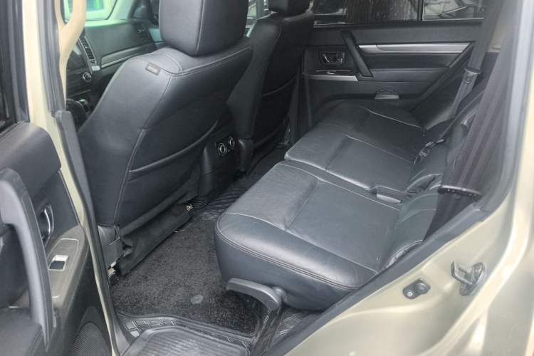 Used Mitsubishi Pajero 2016 3.0L Automatic Luxury Version China V Standard Left Rear Seat