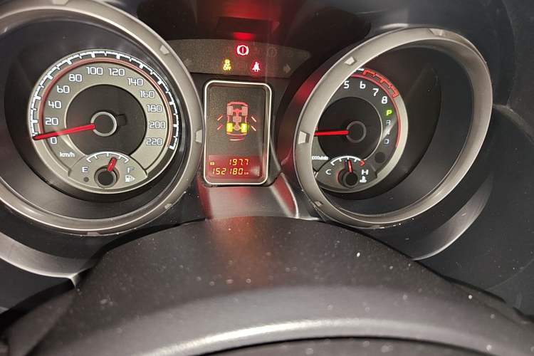 Used Mitsubishi Pajero 2016 3.0L Automatic Prestige Version China V Standard Odometer Close Up