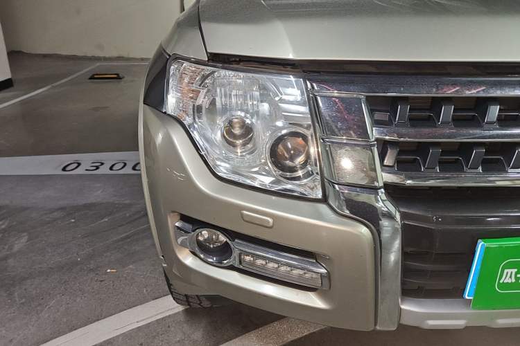 Used Mitsubishi Pajero 2016 3.0L Automatic Prestige Version China V Standard Right Front Headlight