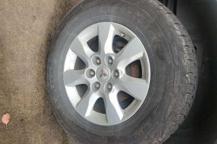 Used Mitsubishi Pajero 2016 3.0L Automatic Luxury Version China V Standard Right Front Wheel Hub