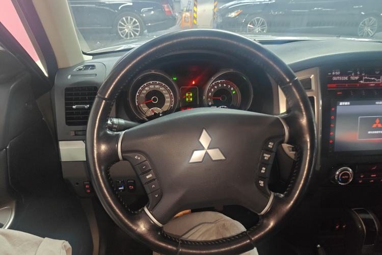 Used Mitsubishi Pajero 2016 3.0L Automatic Standard Version China V Standard Steering Wheel