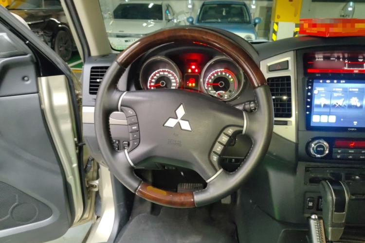 Used Mitsubishi Pajero 2016 3.0L Automatic Luxury Version China V Standard Steering Wheel