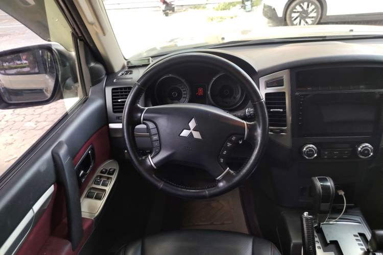Used Mitsubishi Pajero 2016 3.0L Automatic Standard Version China V Standard Steering Wheel