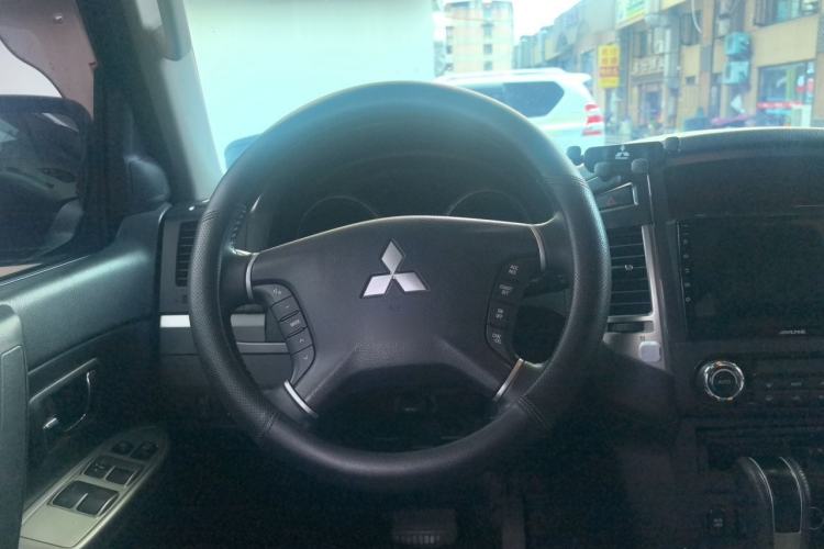 Used Mitsubishi Pajero 2016 3.0L Automatic Luxury Version China V Standard Steering Wheel