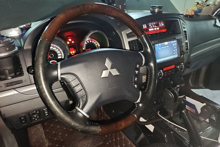 Used Mitsubishi Pajero 2016 3.0L Automatic Prestige Version China V Standard Steering Wheel