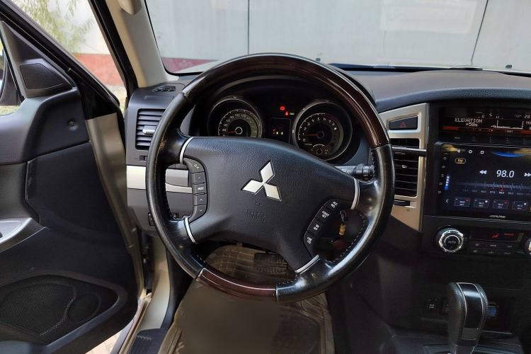 Used Mitsubishi Pajero 2016 3.0L Automatic Luxury Version China V Standard Steering Wheel