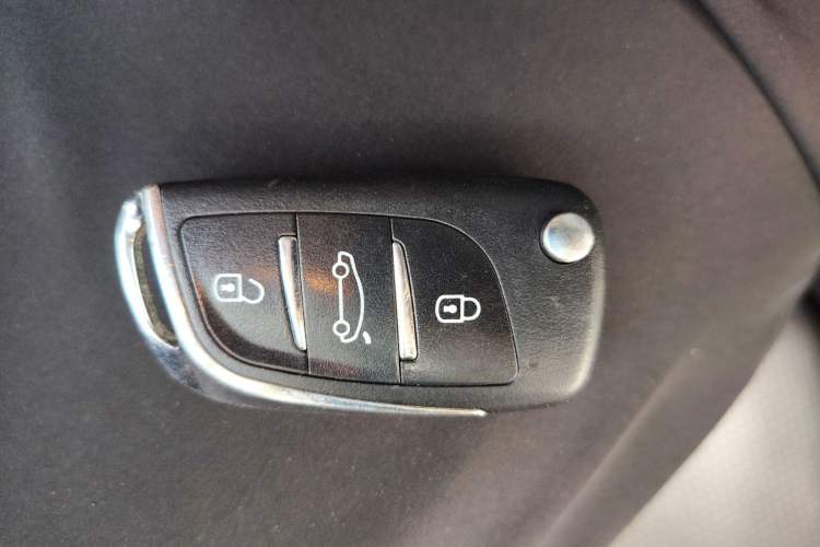Used Mitsubishi Pajero 2016 3.0L Automatic Standard Version China V Standard Vehicle Key