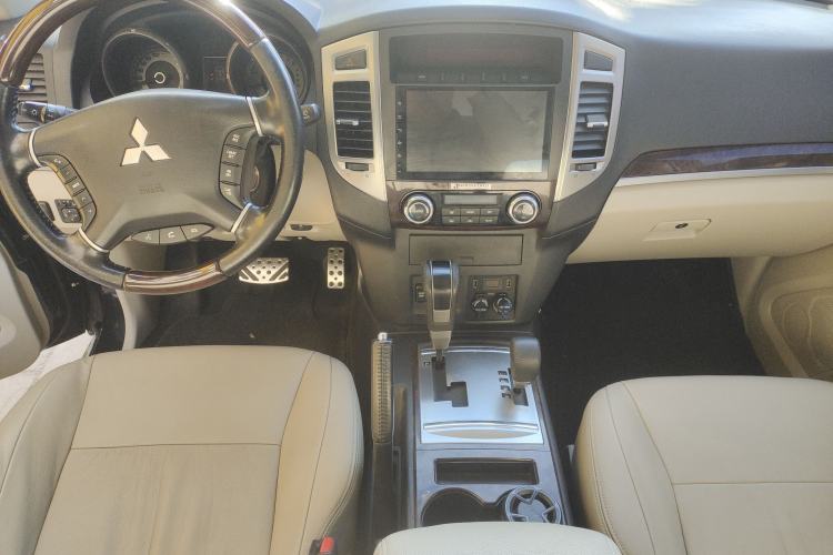 Used Mitsubishi Pajero 2017 V97 3.8L 5-Door GLS Model with Sunroof – Middle East Center Console