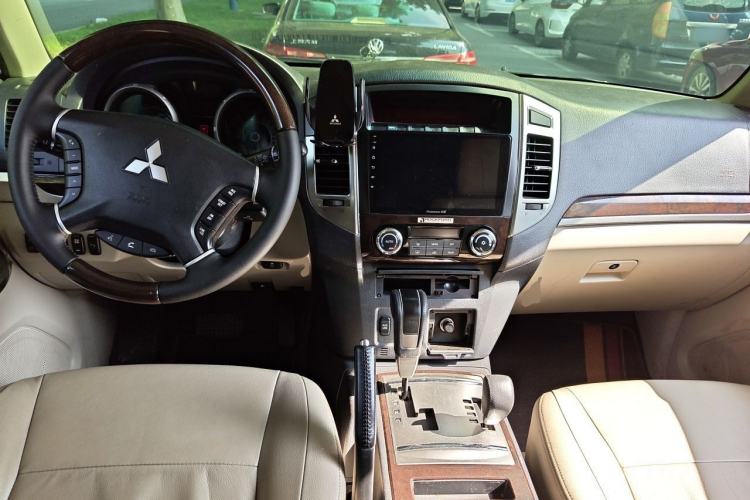 Used Mitsubishi Pajero  Center Console