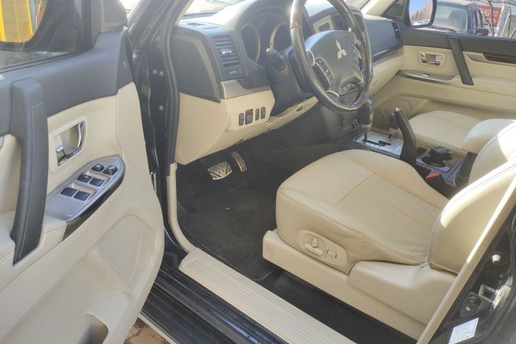 Used Mitsubishi Pajero 2017 V97 3.8L 5-Door GLS Model with Sunroof – Middle East Driver Seat