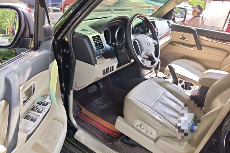 Used Mitsubishi Pajero  Driver Seat